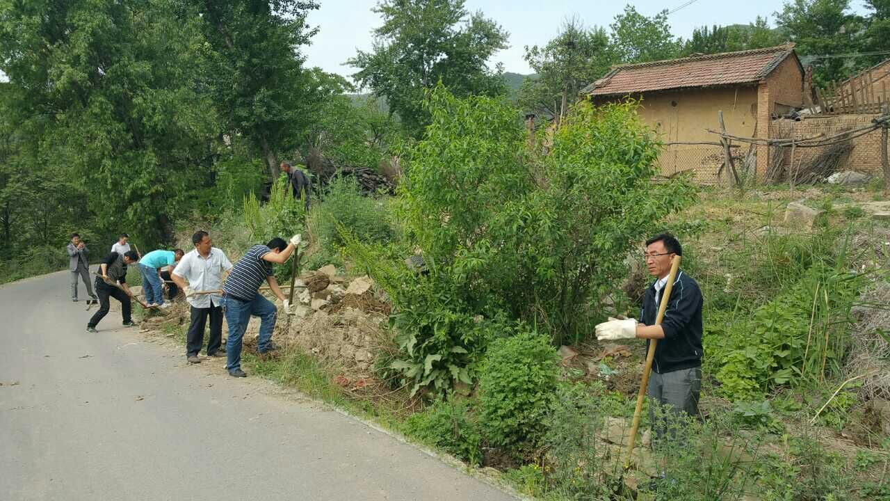 廣大干群齊動手清理雜物，勞動熱情高漲