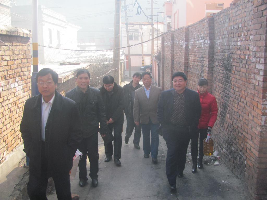 公司副總劉長來與楊銅總經(jīng)理儒及一五三廠領導慰問困難職工