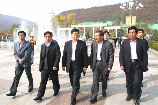 檢查組領(lǐng)導(dǎo)參觀下石節(jié)礦欣怡文化廣場