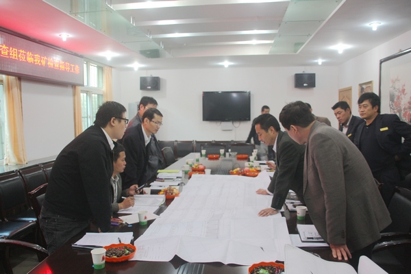 督查組領導查閱下石節(jié)礦瓦斯抽放系統(tǒng)方面的基礎資料
