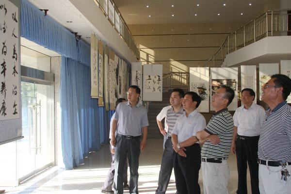 省國(guó)資委領(lǐng)導(dǎo)參觀該礦職工書(shū)畫(huà)展 省國(guó)資委領(lǐng)導(dǎo)參觀該礦職工書(shū)畫(huà)展