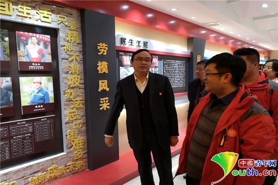 采風(fēng)團(tuán)成員參觀下石節(jié)煤礦。閻夢圓　攝