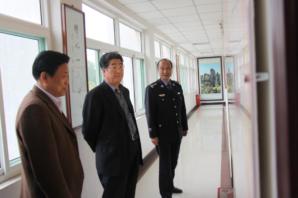 銅川礦業(yè)公司黨委書(shū)記郭寶輝（中）參觀虹橋分局警營(yíng)文化展覽