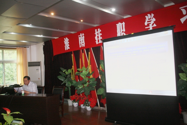 該礦黨委書(shū)記李國(guó)璧和與會(huì)人員交流學(xué)習(xí)體會(huì)