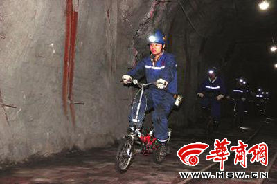 　下石節(jié)煤礦工人在礦道里騎自行車(chē)本報(bào)記者 薛振宇 攝