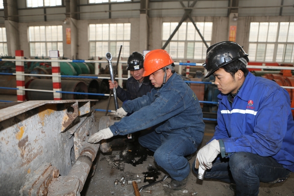該礦技術職工與廠方技術人員精心維護綜掘設備 該礦技術職工與廠方技術人員精心維護綜掘設備
