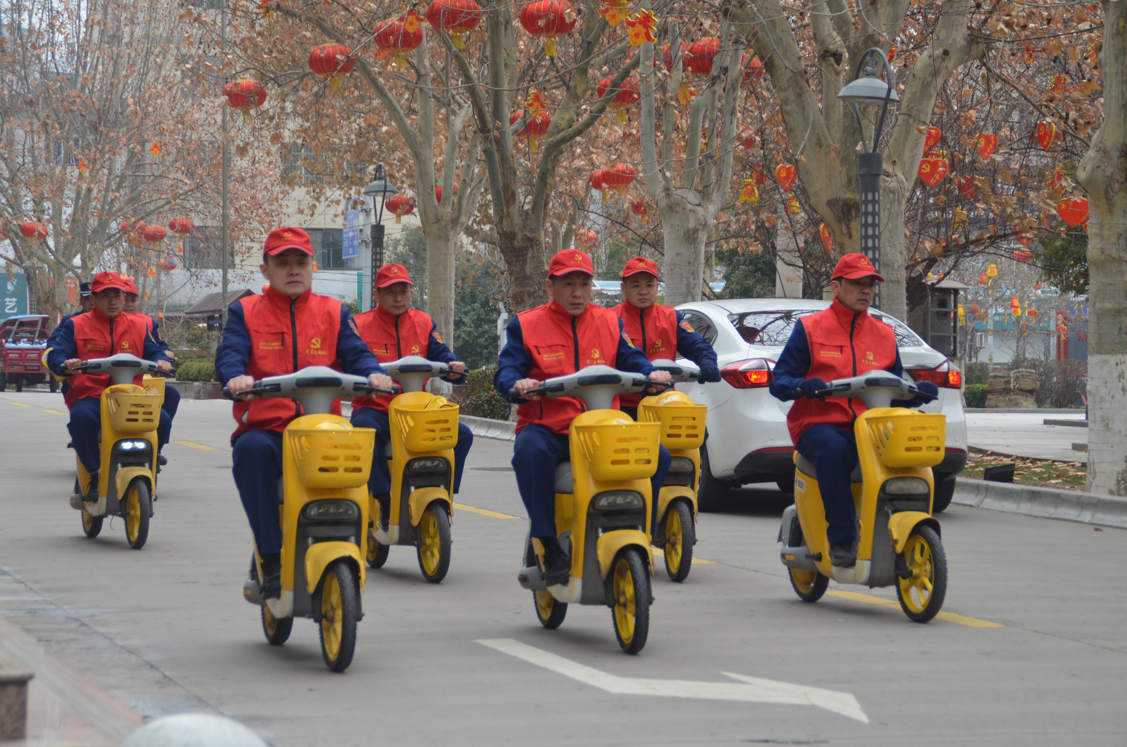 公司團委組織青年志愿者在市區(qū)宣傳綠色出行、文明出行志愿服務(wù)活動