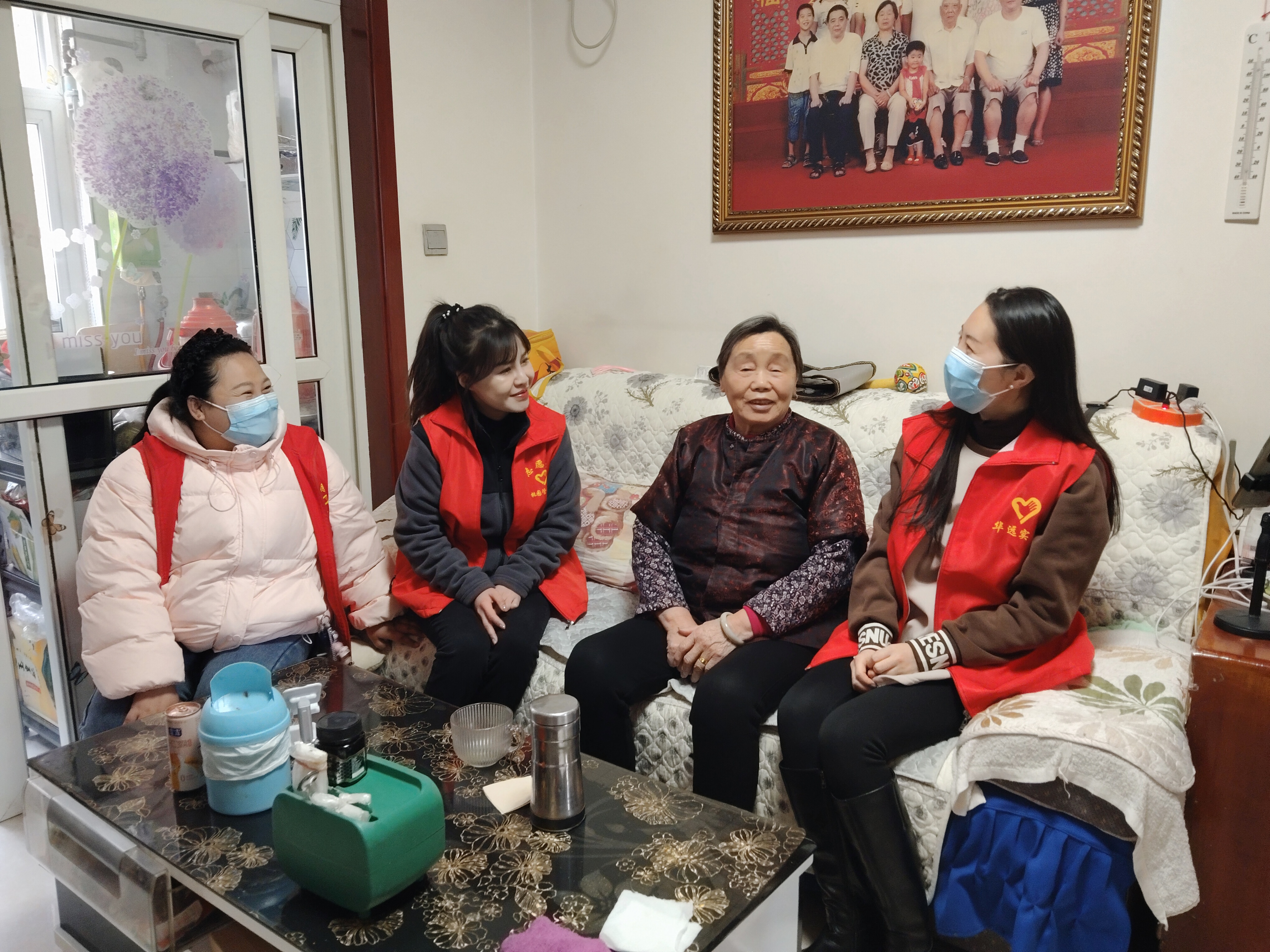 公司團委組織青年志愿者桃園小區(qū)開展關(guān)愛孤寡老人、空巢老人志愿服務(wù)活